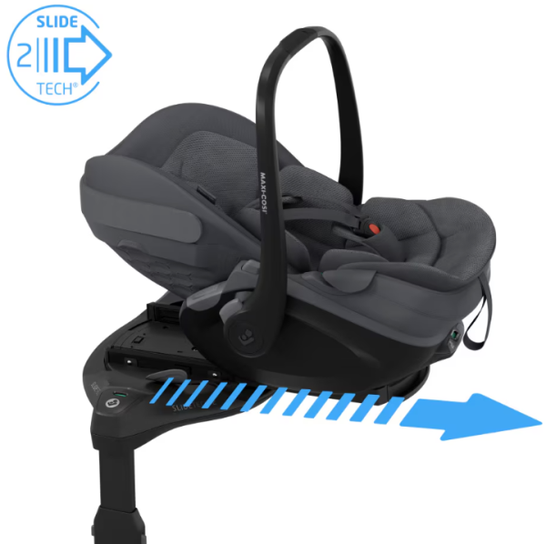 Auf der FamilyFix Slide Pro Basisstation ausgezogene und flach geneigte Maxi-Cosi Pebble 360 Pro Select Babyschale im Auto.